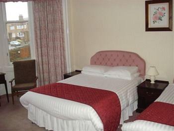 Отель The Strathearn 3*