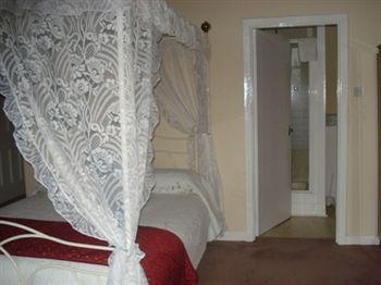 Отель The Strathearn 3*