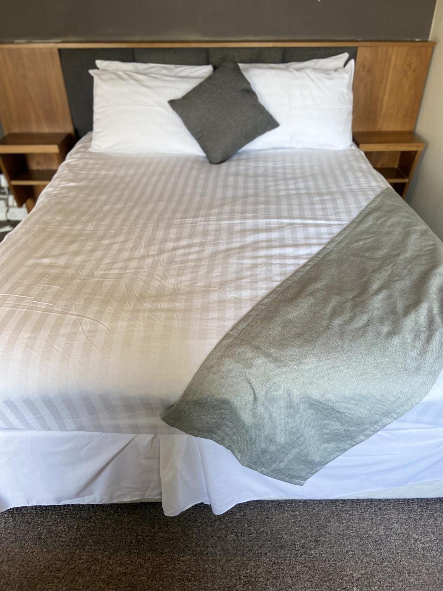 Отель The Strathearn 3*